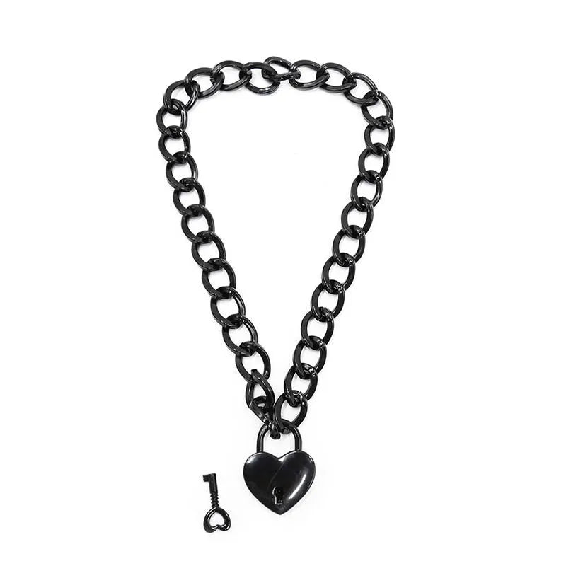 Collier BDSM en acier inoxydable noir avec cadenas en forme de cœur et clé, élégant et robuste.