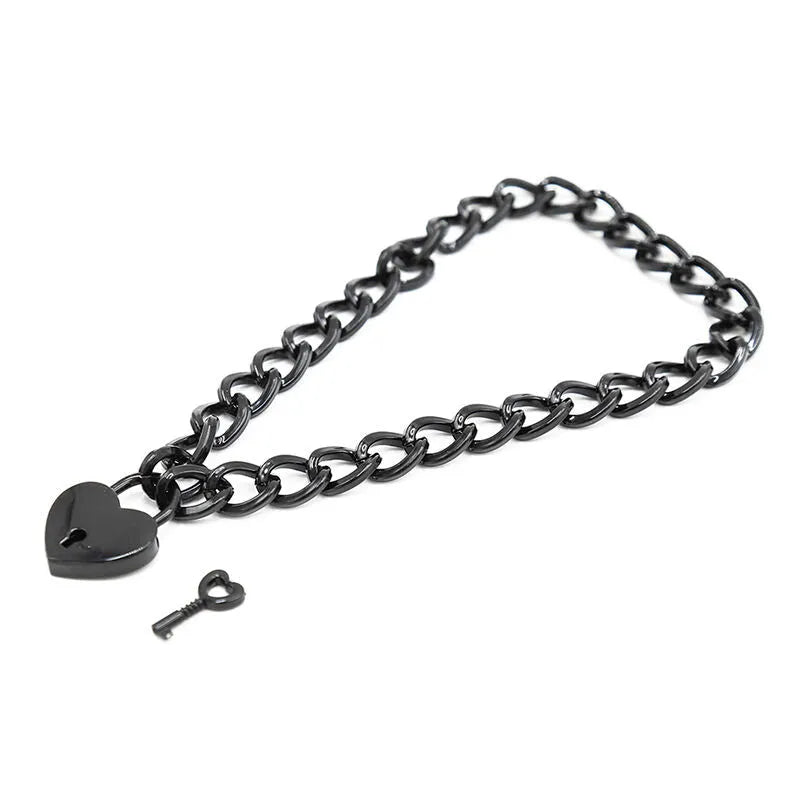 Collier BDSM acier inoxydable noir avec cadenas cœur et clé, robuste et élégant pour soumission et domination.