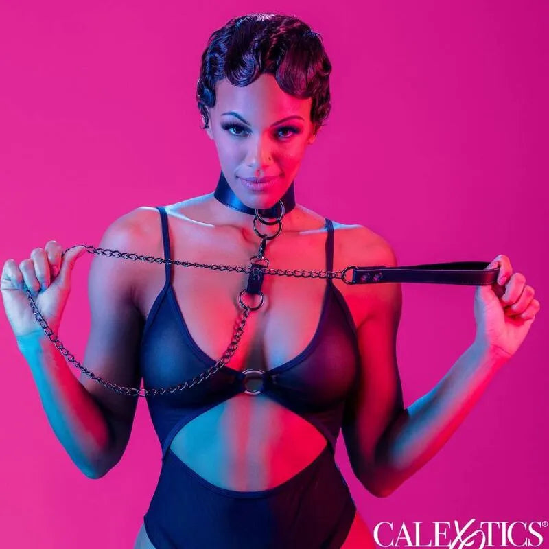 Collier BDSM en chaîne métal et cuir végétalien, intérieur velours, boucle sécurisée, boutons-pression, moderne et robuste.