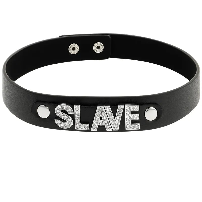 Collier BDSM noir en cuir végétalien ajustable avec lettrage argenté, élégant et éthique, pour moments fétichistes.
