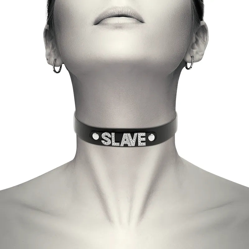 Collier BDSM noir en cuir végétalien ajustable, élégant et éthique, porté autour du cou, avec inscription argentée.