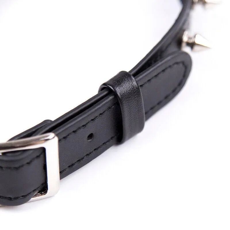Collier bondage noir ajustable avec pointes métalliques, boucle en métal, design élégant et hypoallergénique.