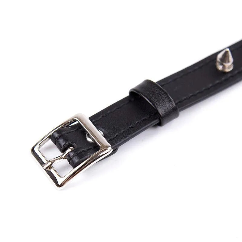 Collier bondage noir ajustable avec boucle métal, pointes décoratives, hypoallergénique, sans phtalates, taille unique.
