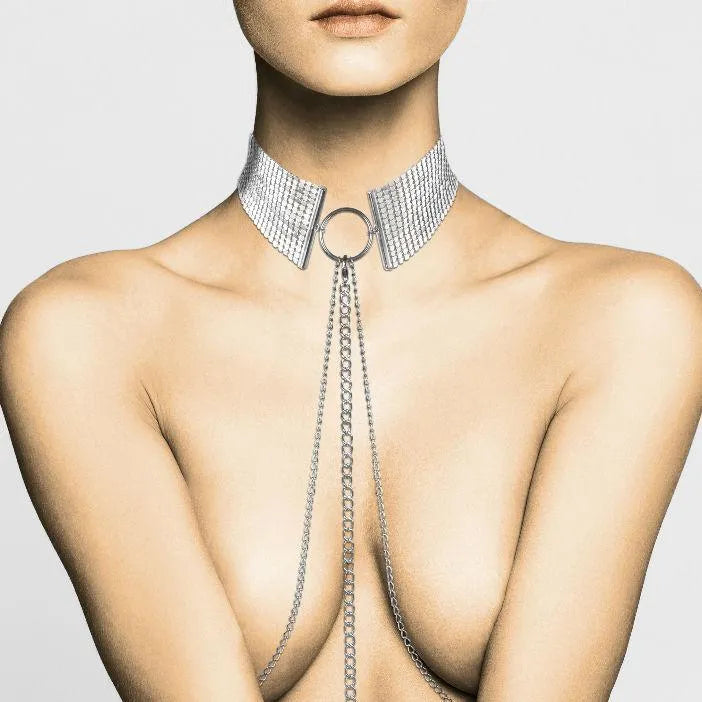 Collier bondage métallique réglable, élégant, maille chaîne argentée, sans nickel, porté par modèle, style sophistiqué.