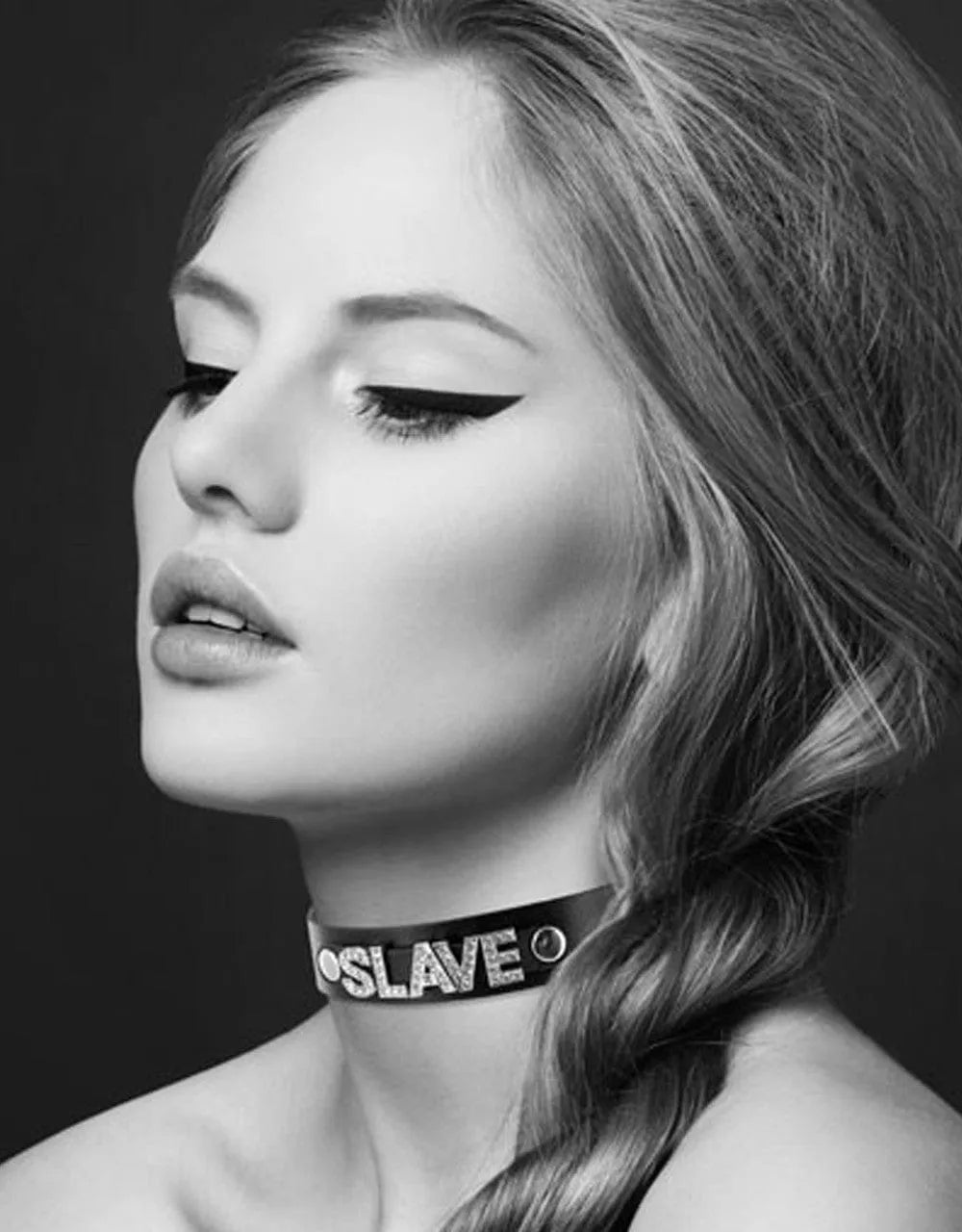 Collier BDSM en cuir noir avec strass SLAVE, réglable, élégant et robuste, porté par une personne.