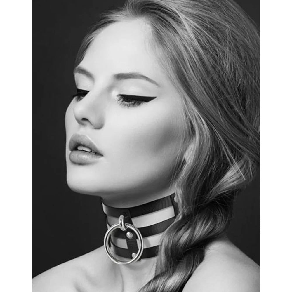 Collier cuir noir femme fétichiste SM triple lanière réglable pressions arrière anneau argenté attache laisse élégant pratique sécurisé