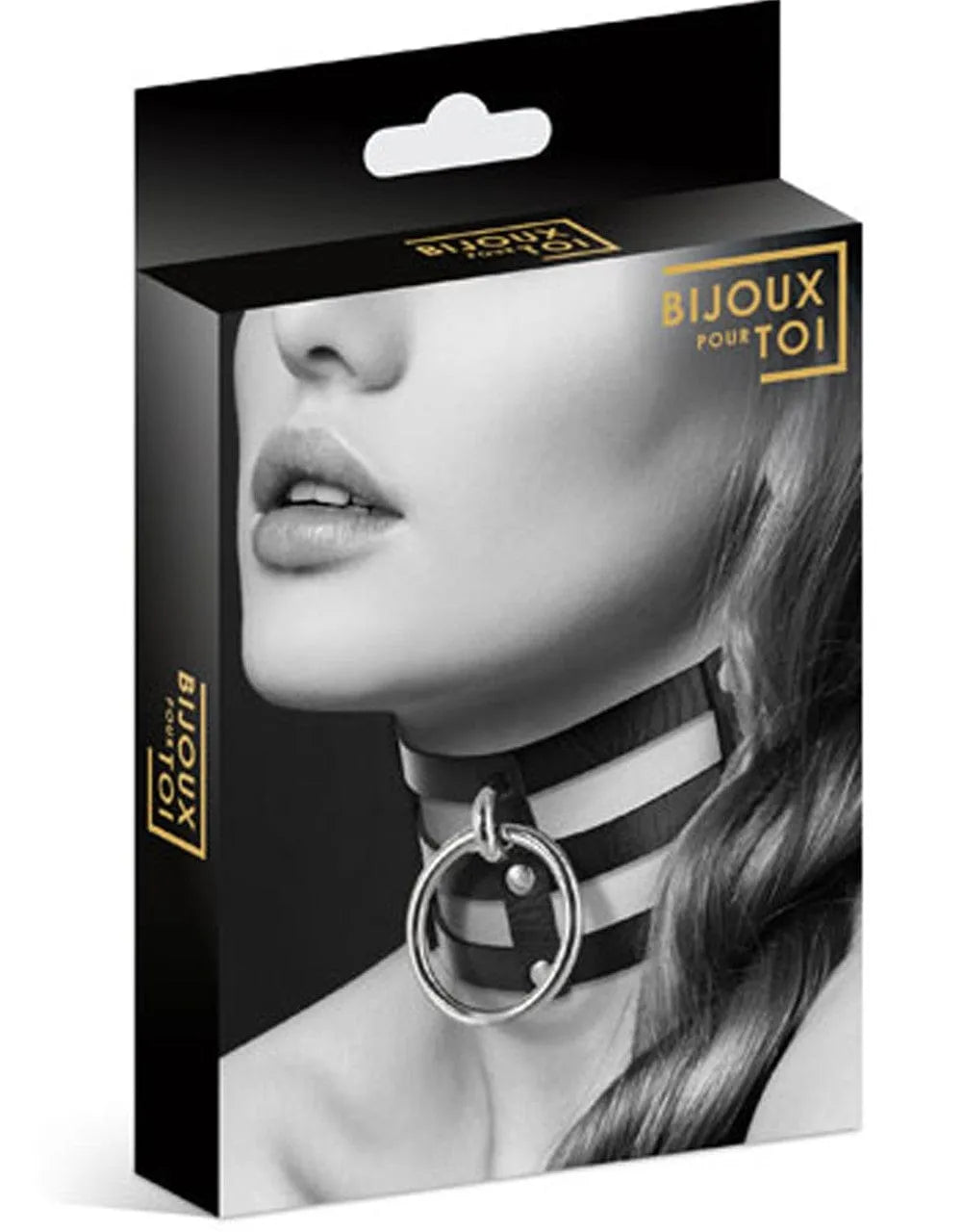 Collier cuir noir SM femme, triple lanière, anneau argenté, élégant, réglable, accessoire fétichiste sécurisé.