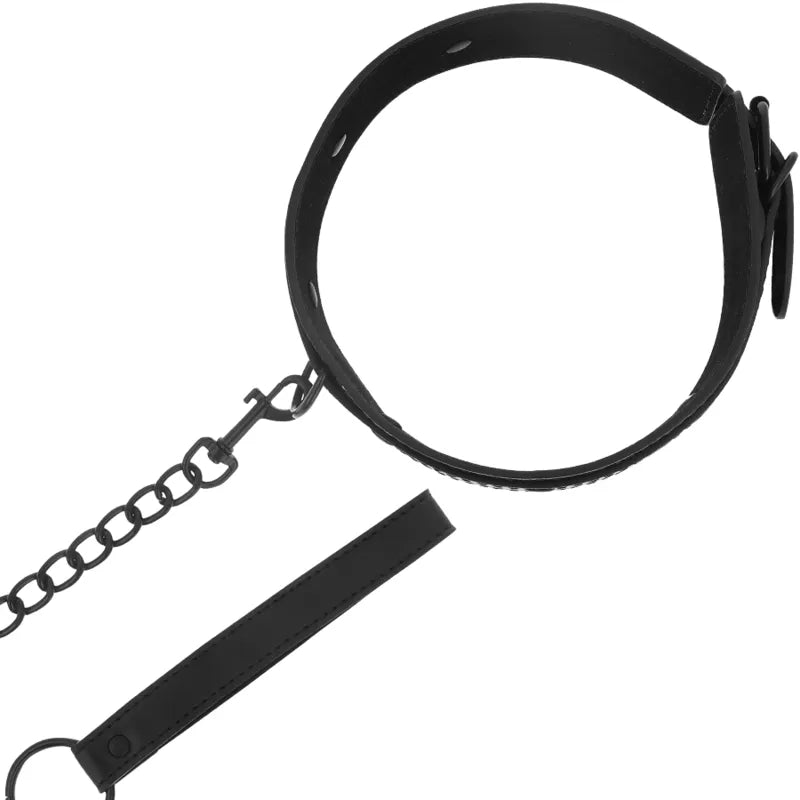 Collier cuir vegan noir ajustable avec boucle robuste et chaîne, design élégant pour BDSM, confort et éthique assurés.