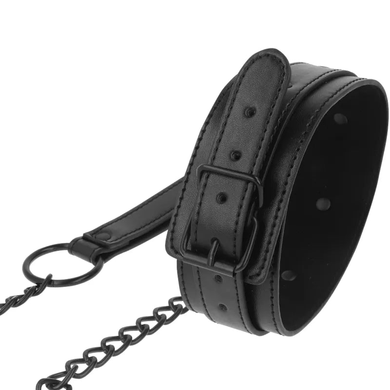 Collier BDSM cuir vegan noir ajustable, boucle robuste, chaîne métallique, style élégant et éthique, haute qualité.