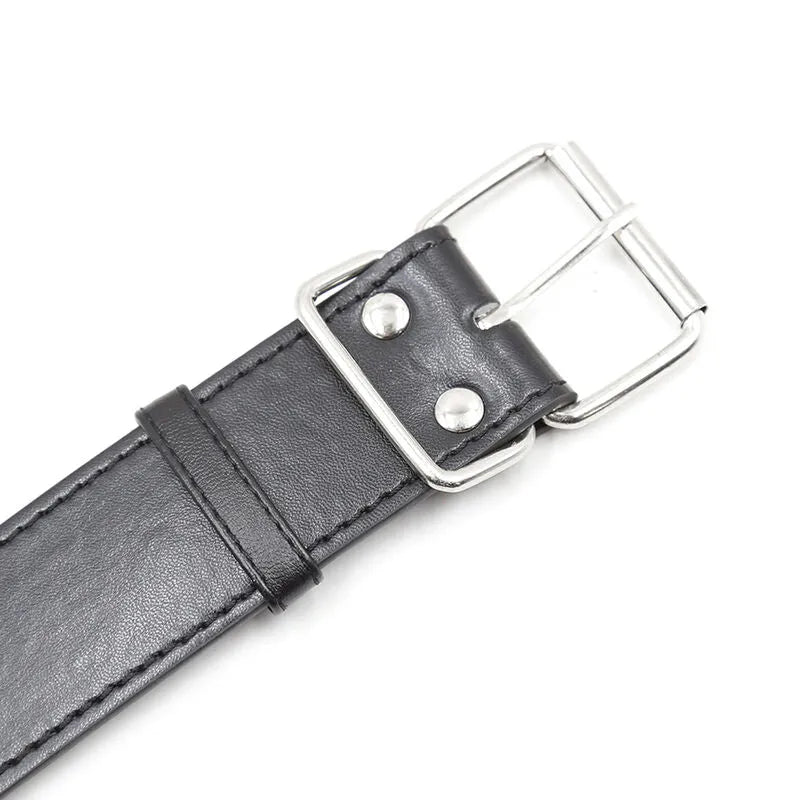 Collier bondage noir en simili cuir avec boucle métal, ajustable, élégant et robuste, idéal pour jeux de contention sécuri...