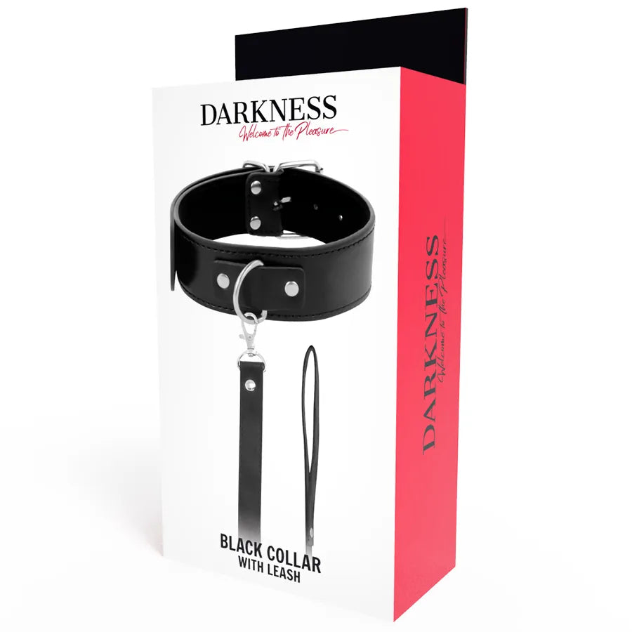 Collier posture BDSM noir en cuir PVC rembourré, avec chaîne robuste et anneau métal, sur fond blanc et rouge.