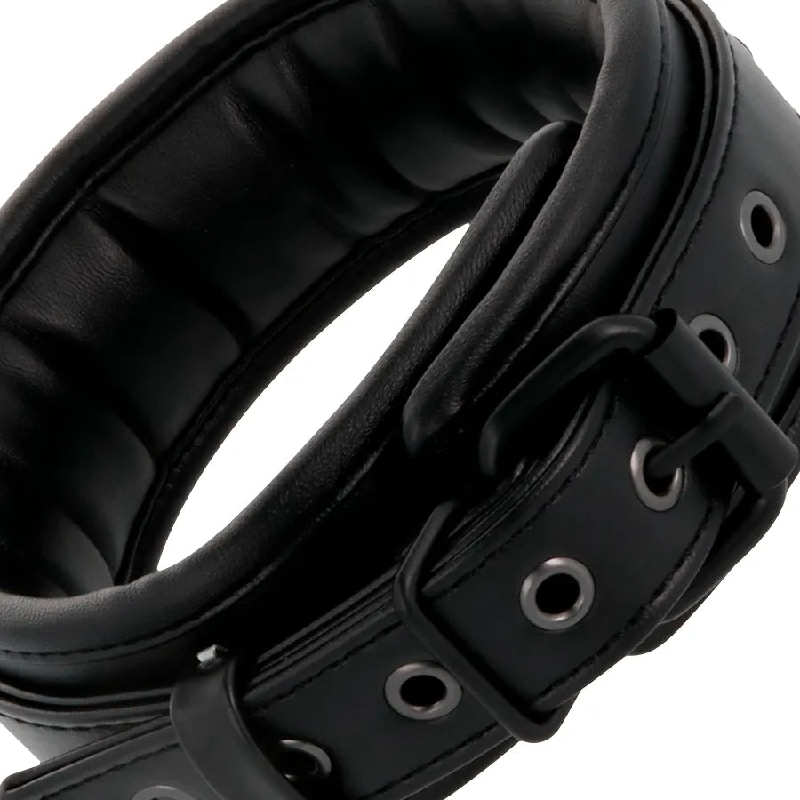Collier posture BDSM noir en cuir PVC rembourré, réglable avec boucle et œillets métalliques, élégant et durable.