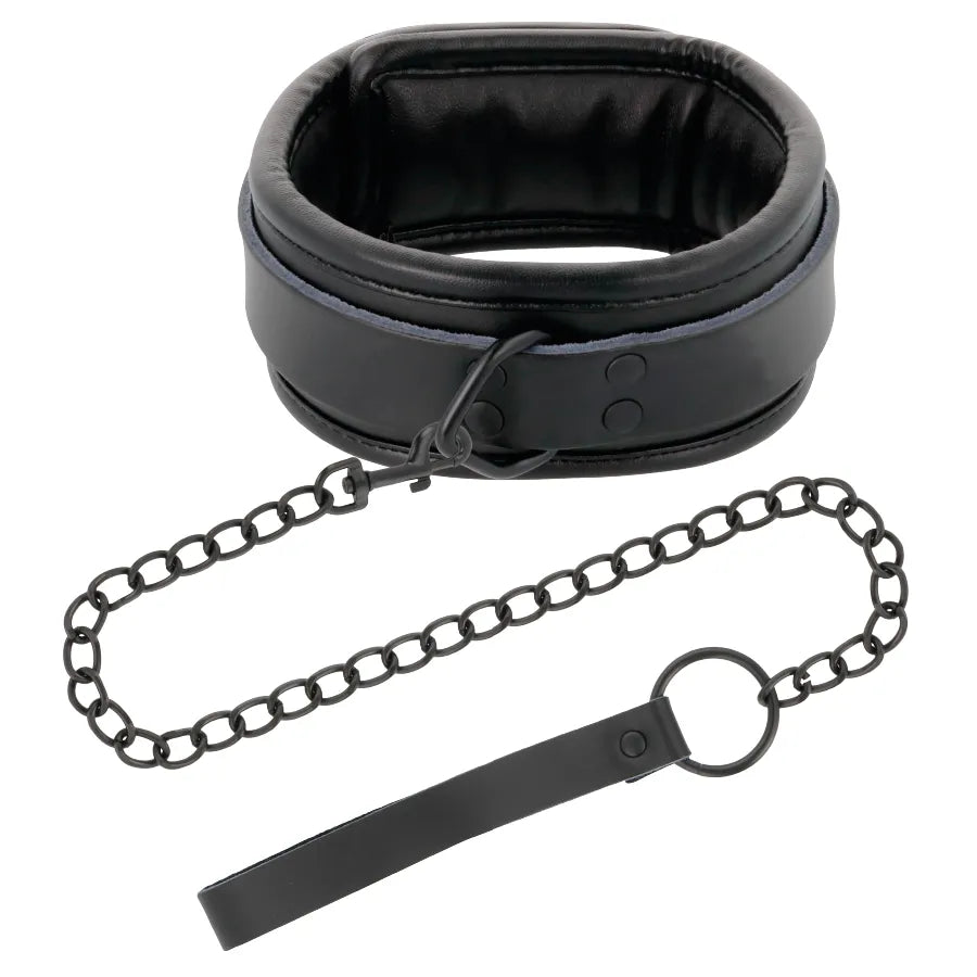 Collier BDSM noir en cuir PVC rembourré avec chaîne et boucle, élégant et réglable pour posture droite.