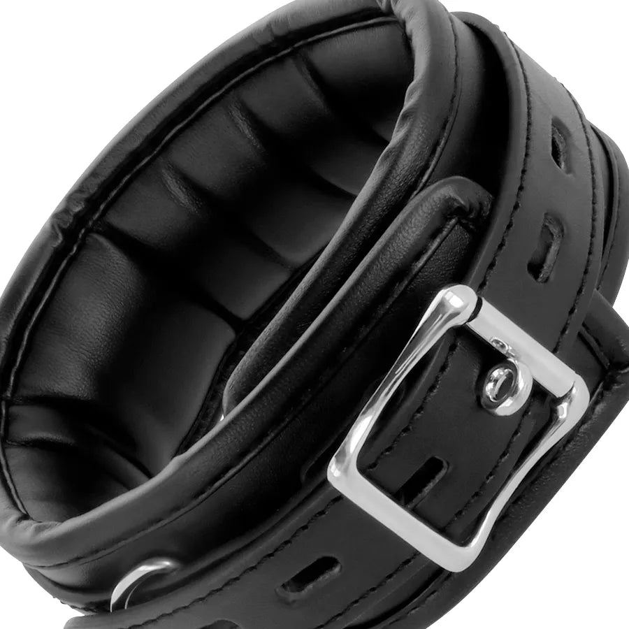 Collier de posture BDSM en cuir noir rembourré avec boucle argentée, ajustable pour confort et sécurité.