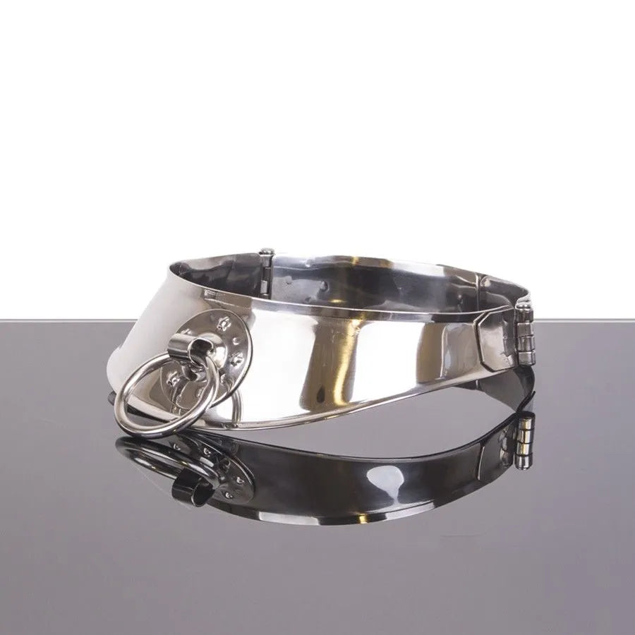 Collier soumission acier inoxydable chromé, bords incurvés, anneau frontal, cadenas inclus, finition miroir élégante.