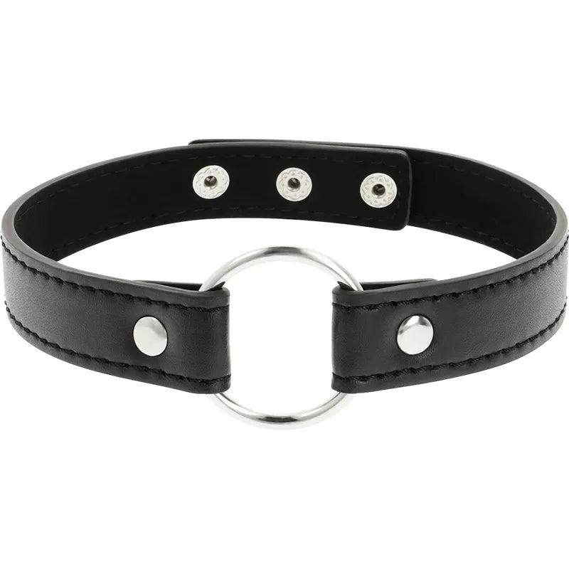 Collier fétiche cuir végane noir ajustable, trois boutons-pression, anneau central argenté, élégant et écologique.