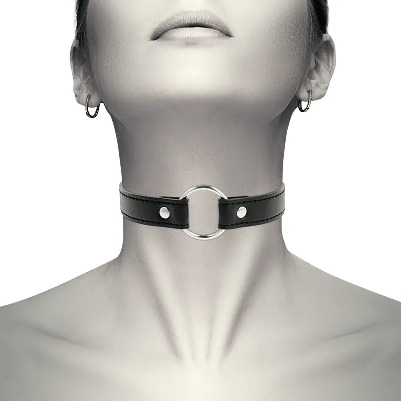 Collier fétiche cuir végane noir ajustable, fermeture trois boutons-pression, élégant et écologique, porté sur cou.
