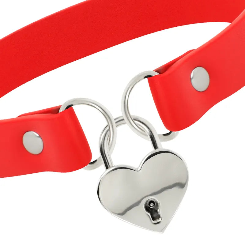 Collier rouge en cuir vegan avec pendentif cœur métallique, design élégant et éthique, sans nickel, tendance et hypoallerg...