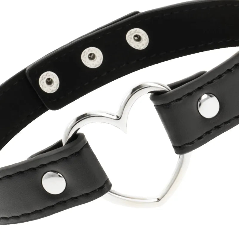 Collier cuir vegan noir, fermeture trois boutons-pression, boucle cœur métal argenté, design chic et ajustable.