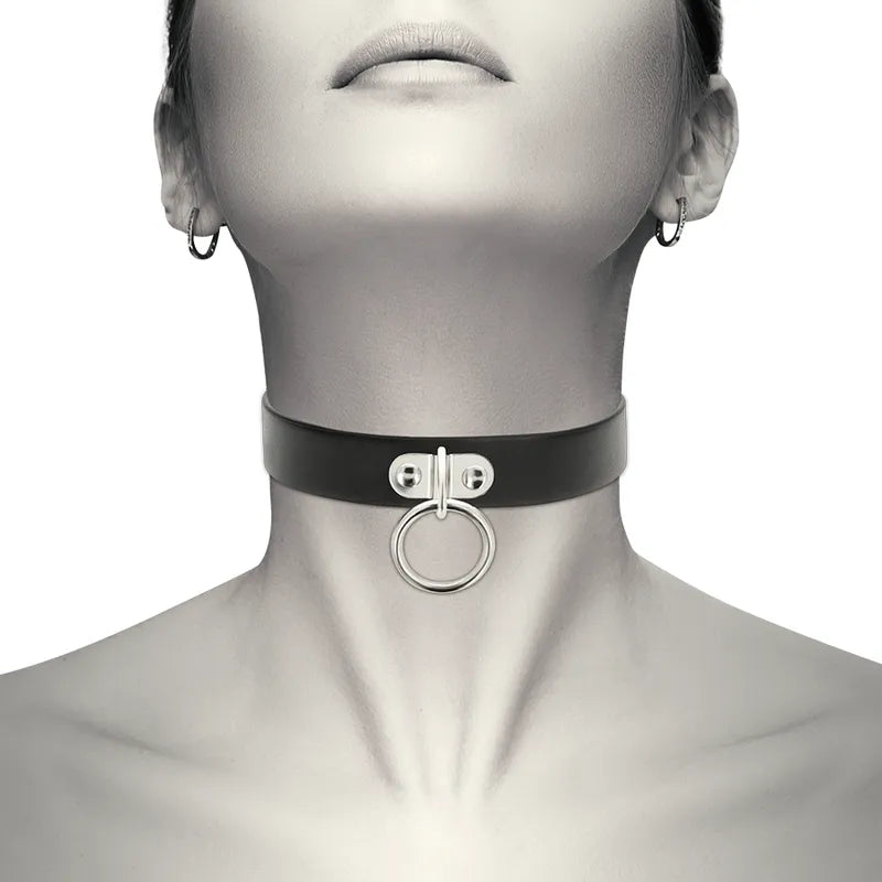 Collier fétiche cuir vegan noir, ajustable, boutons-pression, design chic et moderne, parfait pour un style sophistiqué.