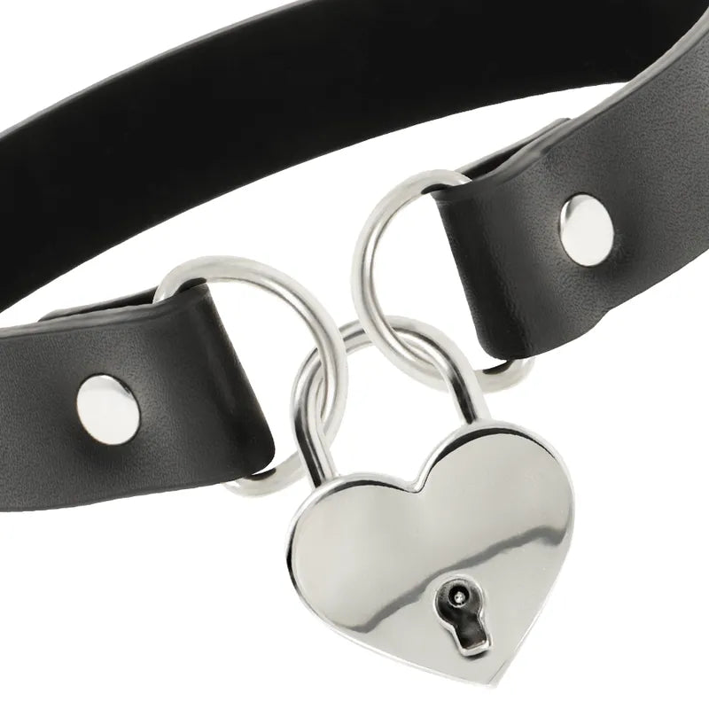 Collier cuir vegan noir avec pendentif cœur en métal sans nickel, style chic et éthique, boucle argentée élégante.