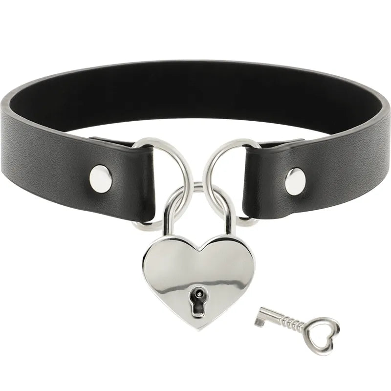 Collier cuir vegan noir avec pendentif cœur en métal sans nickel, clé incluse, style chic et intemporel.