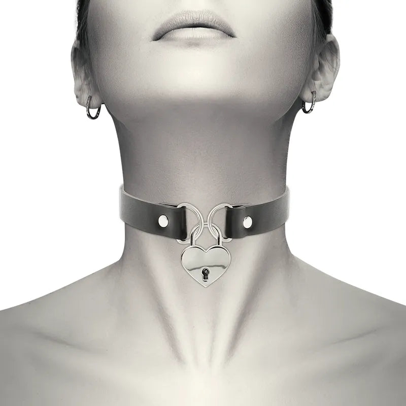 Collier cuir vegan noir avec pendentif cœur clé, design chic et intemporel, hypoallergénique, sans nickel.