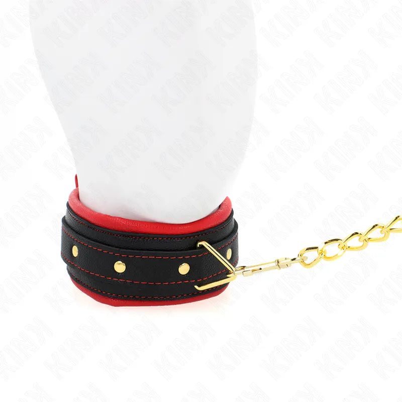 Collier laisse BDSM en cuir noir et rouge, détails métalliques dorés, design élégant et sophistiqué pour jeux de domination.