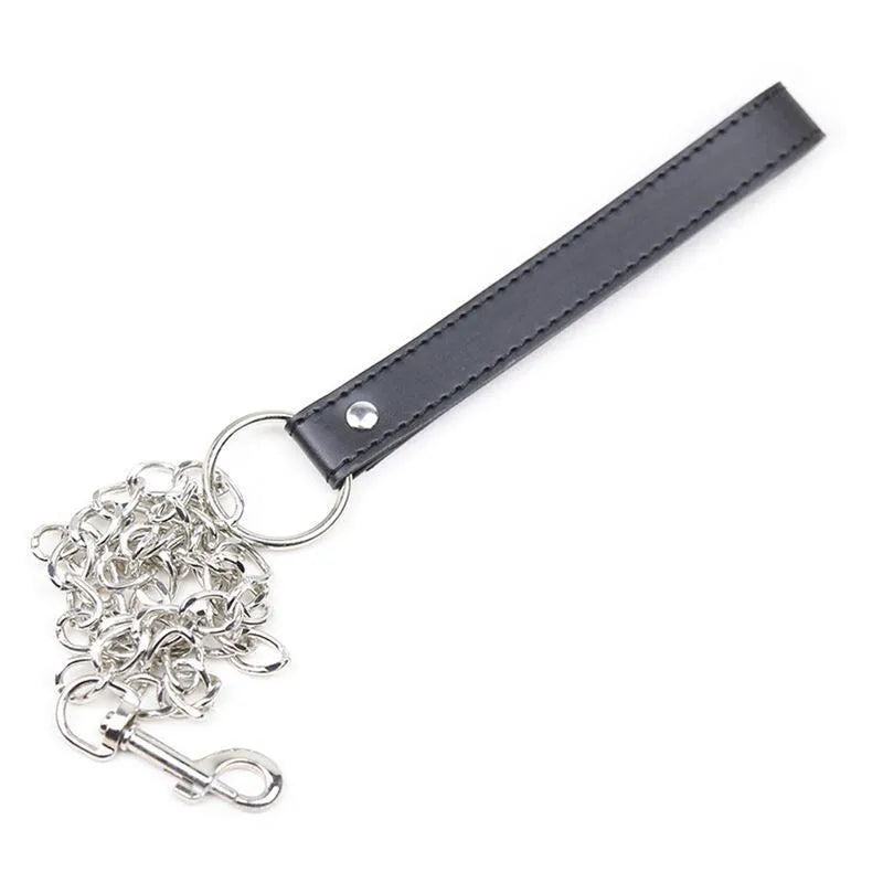 Collier laisse fétiche noir en simili cuir avec chaîne métallique robuste et anneaux polyvalents pour personnalisation.