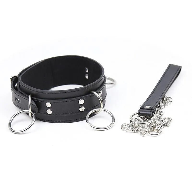 Collier laisse fétiche noir en simili cuir réglable avec chaîne métal et anneaux polyvalents, élégant et durable.