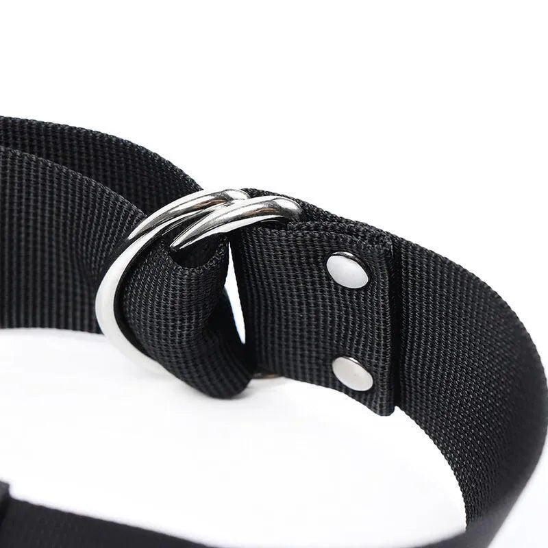 Collier menottes noir en nylon ajustable avec anneau métallique robuste et fermeture velcro, idéal pour jeux de rôle BDSM.