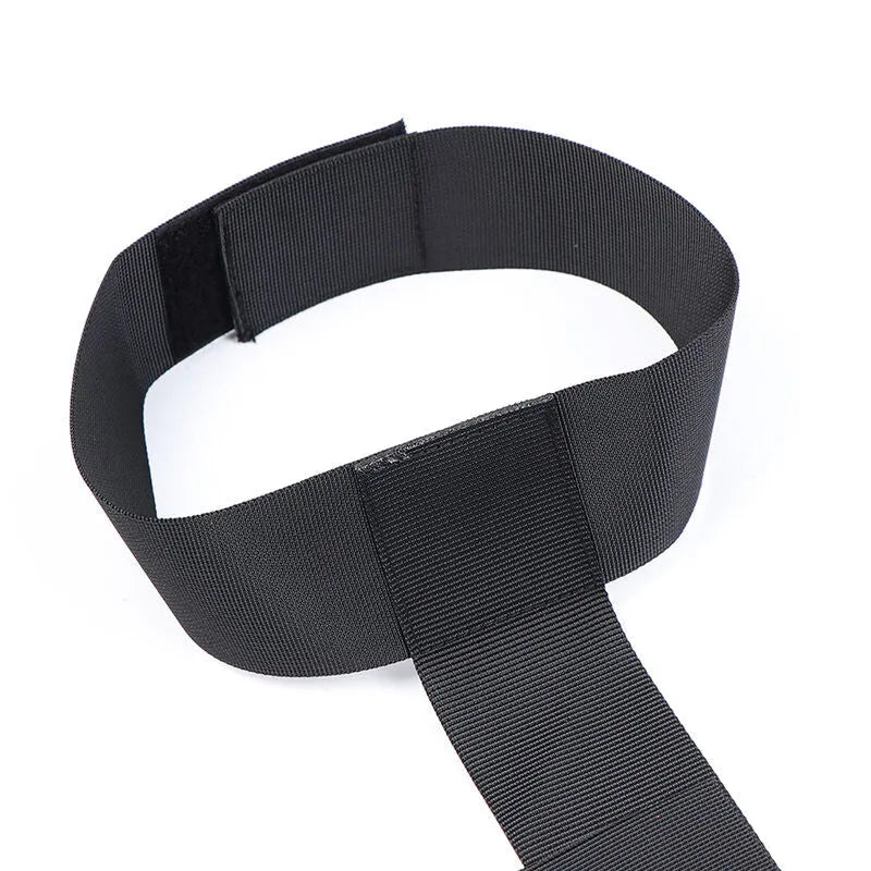 Collier menottes BDSM noir en nylon robuste avec fermeture velcro, réglable, ergonomique et discret pour jeux de rôle.