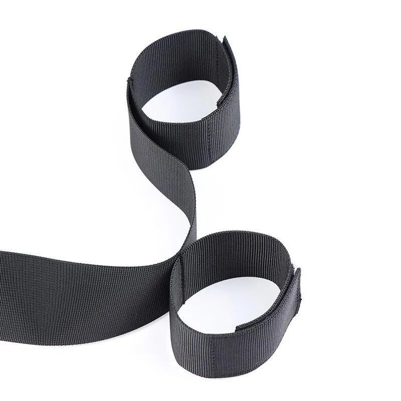 Collier menottes réglables BDSM noir en nylon robuste avec velcro, ergonomique et discret pour jeux de rôle sécurisés.