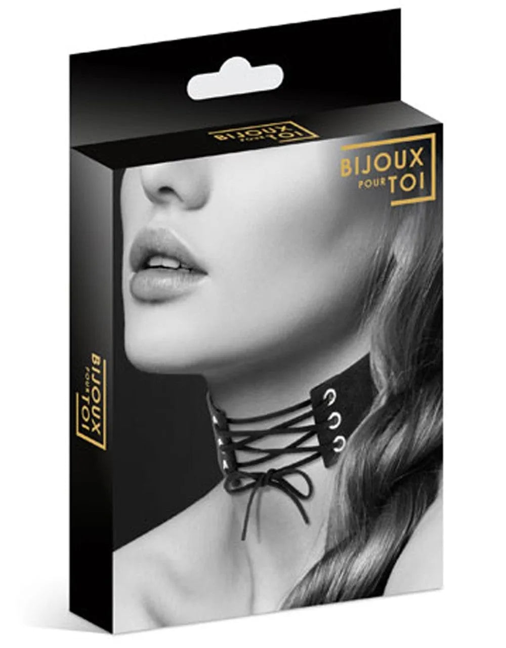 Collier cuir noir fétichiste réglable avec lacet avant, 30cm x 4cm, chic et élégant, présenté sur un modèle féminin.