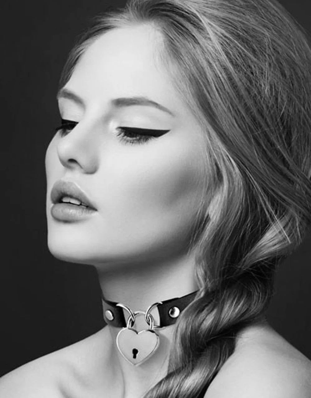 Collier cuir noir SM avec pendentif cadenas cœur, clés incluses, ajustable, pour jeux érotiques domination et soumission.