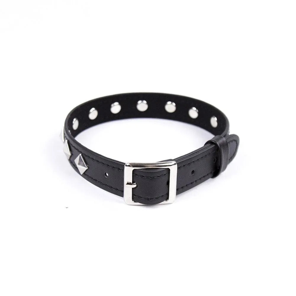 Collier BDSM noir en PVC avec métal brillant, ajustable 32-40 cm, chic et robuste, idéal pour un look audacieux et élégant.