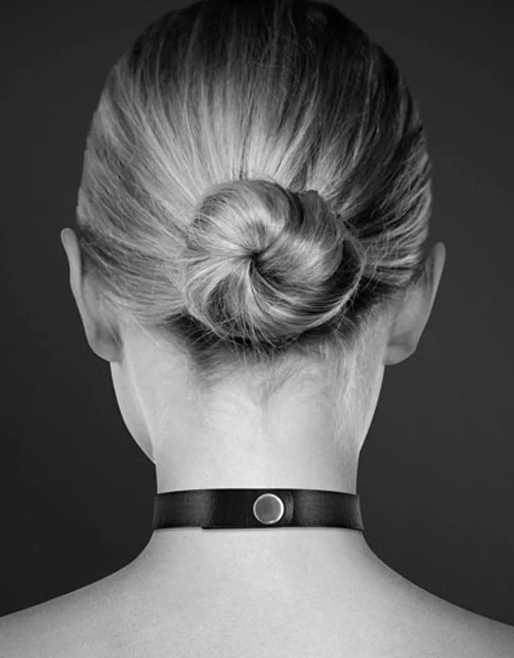 Collier en cuir noir réglable avec double anneau argenté, idéal pour jeux SM, présenté sur mannequin de dos.