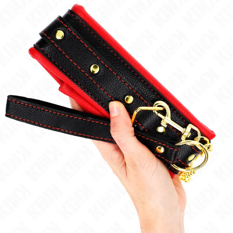 Collier BDSM cuir noir et rouge, boucles dorées, design élégant et sophistiqué, confort et durabilité assurés.