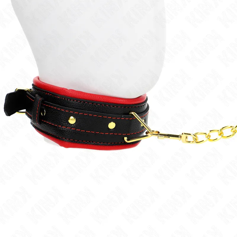 Collier BDSM en cuir noir et rouge, ajustable, avec boucles dorées et chaîne, design élégant et confortable.