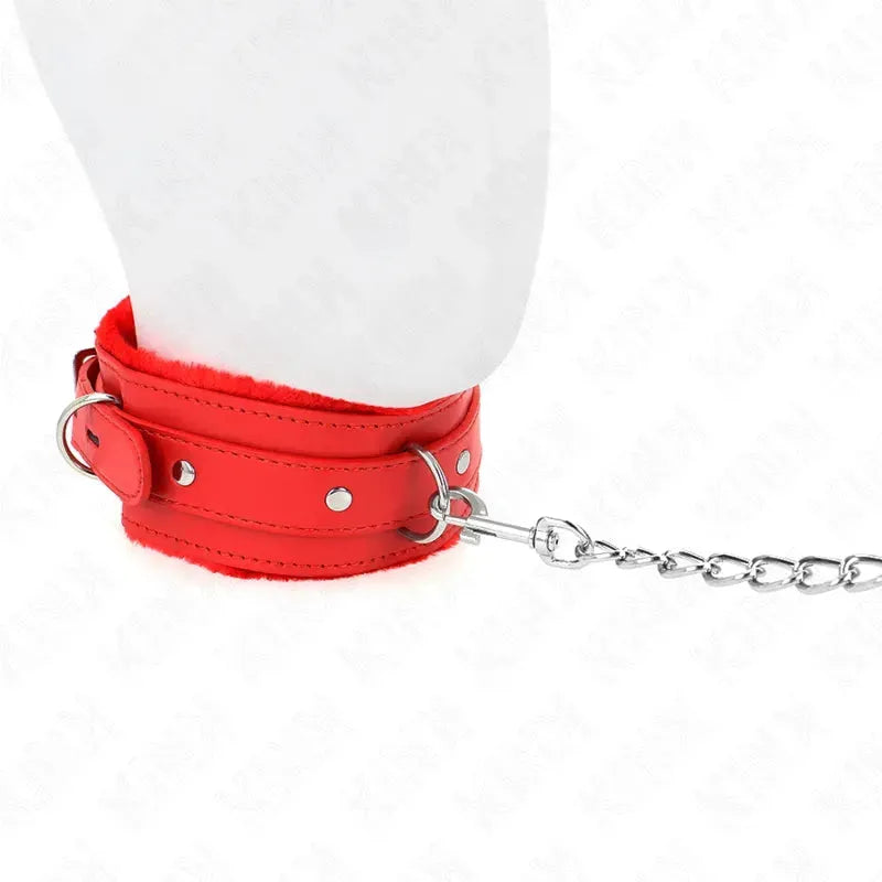 Collier BDSM cuir rouge, ajustable, finition métal, design chic et sophistiqué, pour jeux de rôle domination.