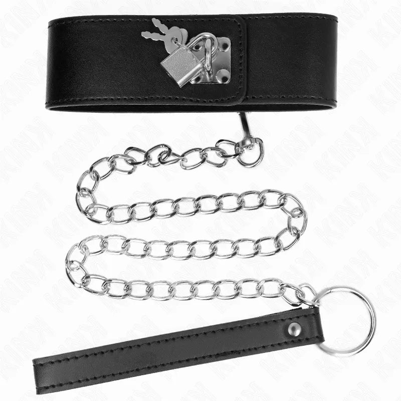 Collier BDSM en cuir noir avec chaîne métallique et cadenas, design élégant et robuste pour style et soumission raffinée.