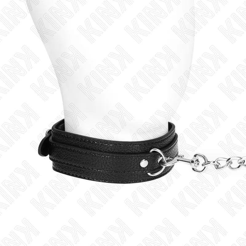 Collier BDSM en cuir noir élégant avec détails métalliques, boucle réglable, finition luxe, sur fond neutre.