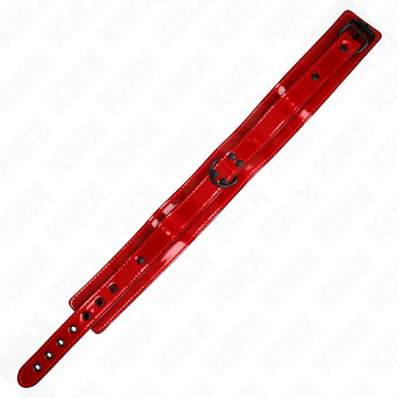 Collier BDSM rouge élégant en cuir végétalien, ajustable avec boucles multiples, design sophistiqué et durable.