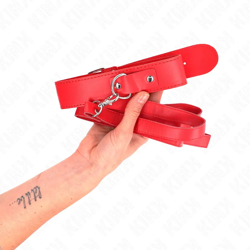 Collier BDSM rouge en cuir végétalien, élégant et réglable, avec boucle métallique, pour jeux de soumission éthiques.