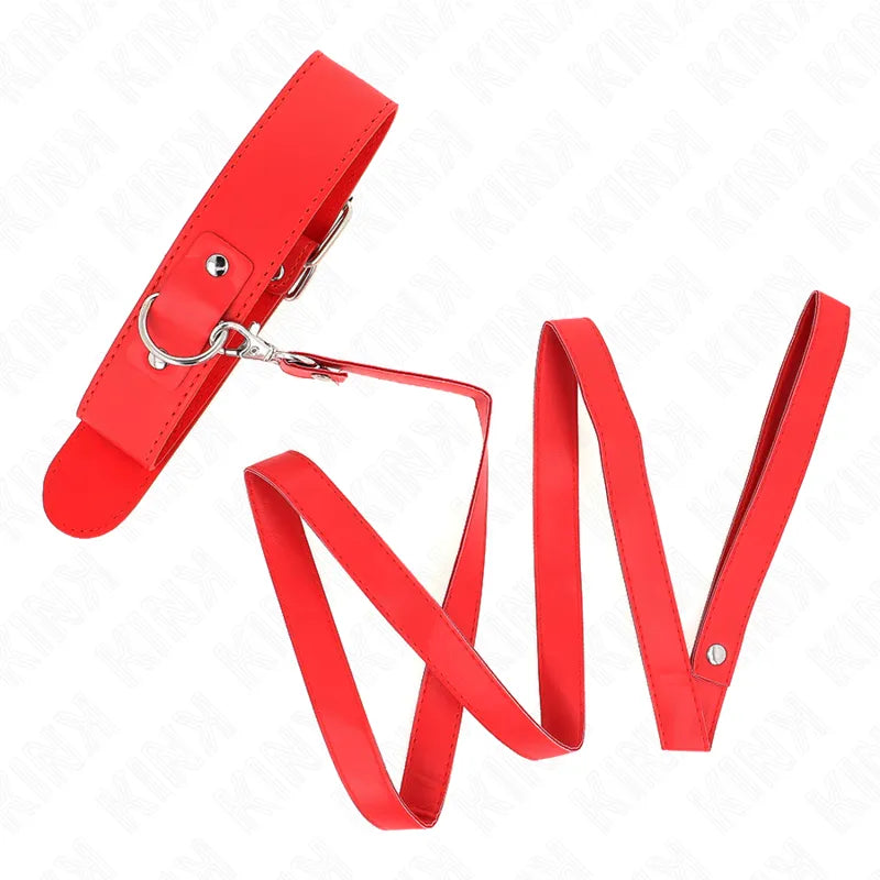 Collier BDSM cuir végétalien rouge, élégant et réglable, avec boucle métallique, pour jeux de soumission sophistiqués.