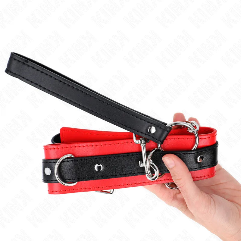 Collier BDSM en cuir noir et rouge, réglable, avec anneaux métalliques et boucle, élégant et fonctionnel.