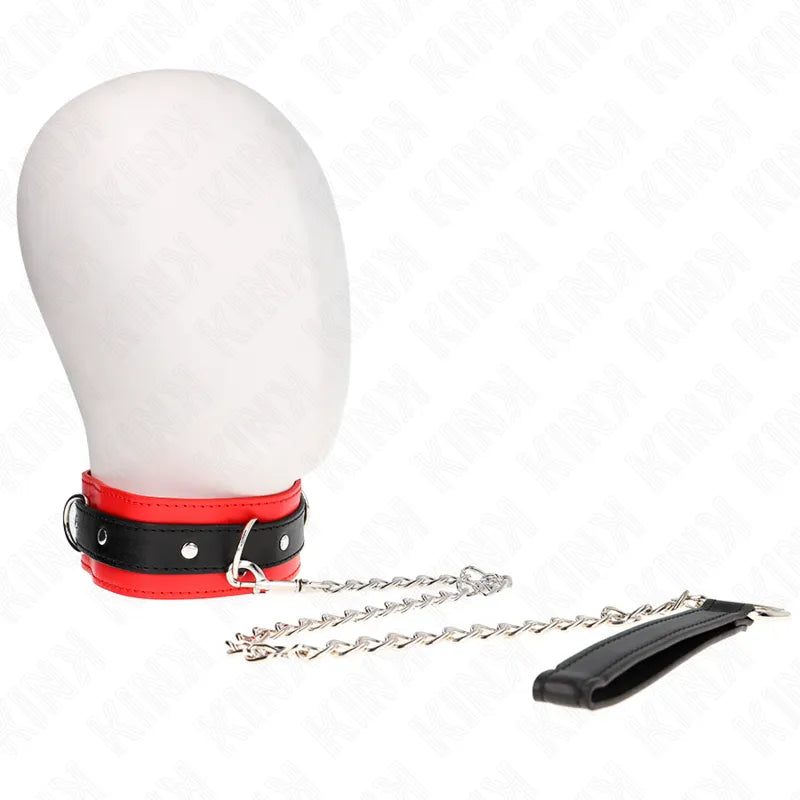 Collier BDSM cuir rouge et noir, réglable, avec chaîne métallique, design élégant et fonctionnel sur fond blanc.