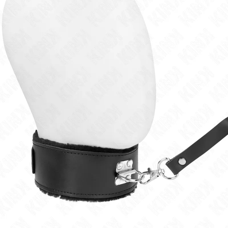 Collier BDSM noir en cuir végétalien, design élégant et robuste, avec attache métallique sécurisée et doublure confortable.