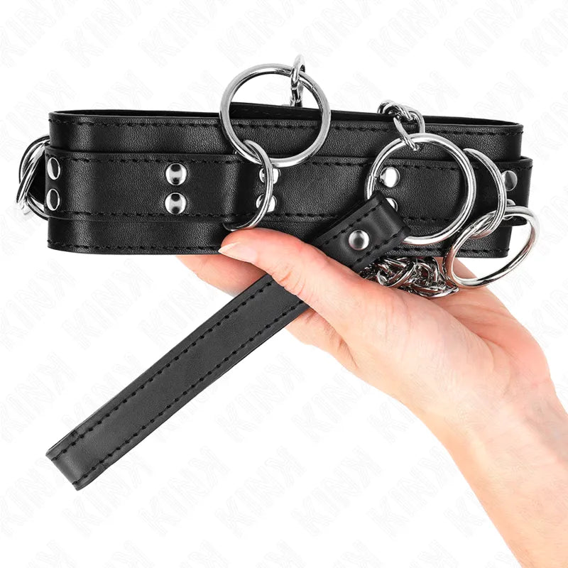 Collier BDSM en cuir noir avec boucles métalliques, design élégant et sophistiqué, ajustable pour confort et sécurité.