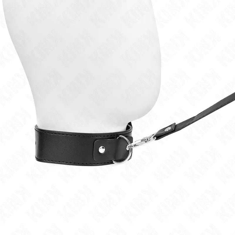 Collier BDSM noir cuir végétalien ajustable avec boucle métallique, design élégant et durable pour expériences raffinées.